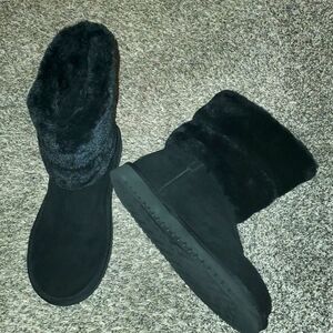 LIKE NEW-Koolaburra Ugg Boots Warm & Cozy with Faux Fur and Suede Like